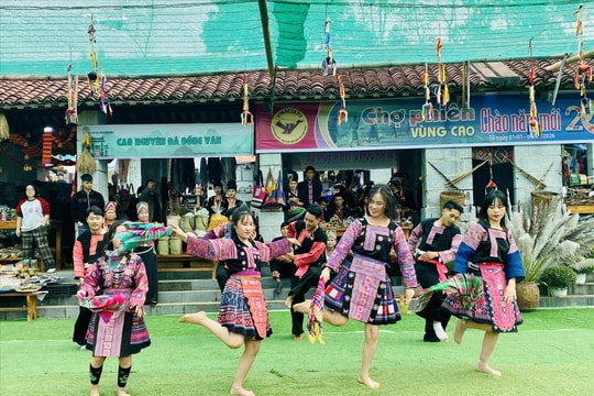Rộn ràng sắc màu chợ phiên vùng cao giữa lòng Thủ đô