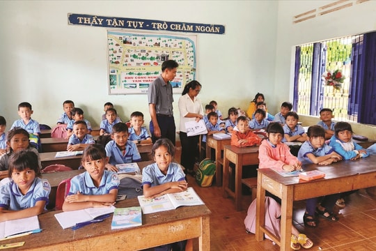 Giữ gìn bản sắc văn hóa từ việc dạy tiếng Ê Đê trong trường học