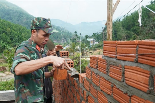 Dồn sức làm "mái ấm" đón Tết cho đồng bào nơi rẻo cao Tây Trà