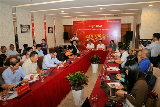 Người dân Cần Thơ lần đầu được mua hàng hiệu giảm giá đến 80%