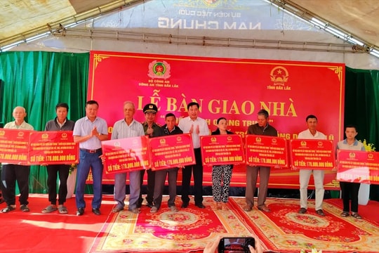 Công an Đắk Lắk bàn giao 176 mái ấm cho người dân vùng lũ