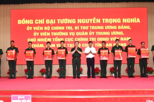 Đại tướng Nguyễn Trọng Nghĩa thăm, tặng quà tại An Giang