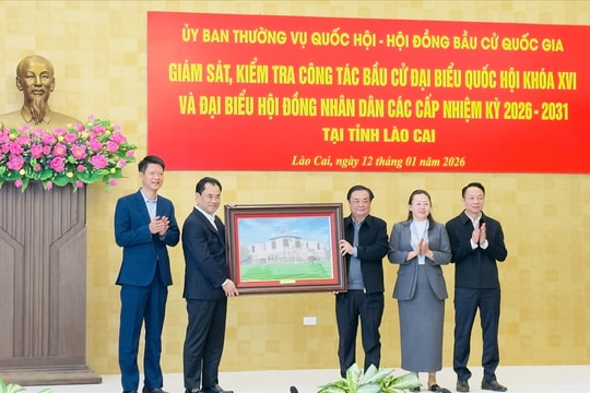 Phó Chủ tịch Quốc hội Lê Minh Hoan kiểm tra công tác chuẩn bị bầu cử tại Lào Cai