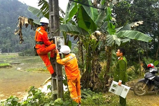 “Thần tốc” đưa điện lưới về với đồng bào vùng thiên tai