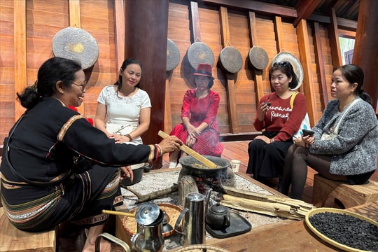 Du khách hào hứng trải nghiệm bản sắc văn hóa ở buôn làng Đắk Lắk