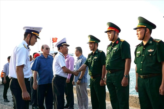 Bộ Tư lệnh Vùng 5 Hải quân thăm, chúc Tết các lực lượng vũ trang trên đảo Hòn Đốc