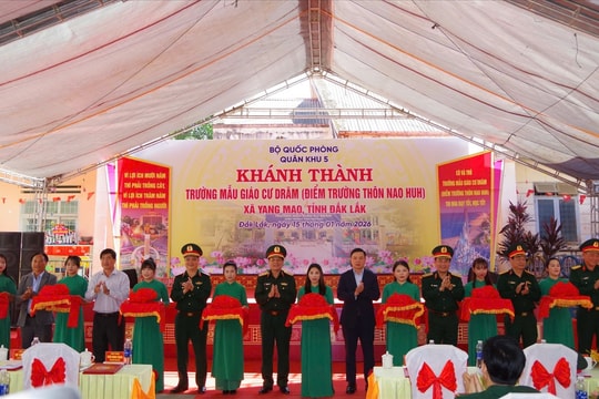 Thượng tướng Trương Thiên Tô dự Lễ khánh thành trường mẫu giáo ở Yang Mao