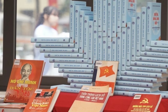 Giới thiệu hơn 300 tài liệu tại trưng bày “Đảng cộng sản Việt Nam – từ Đại hội đến Đại hội”