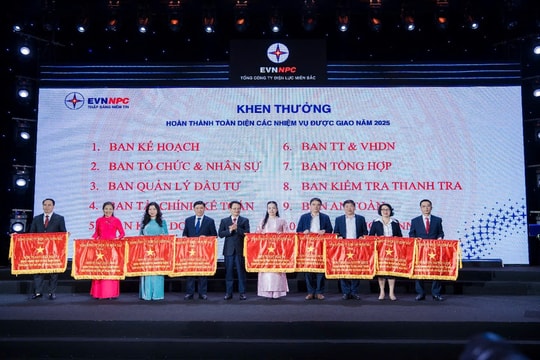 EVNNPC: Nỗ lực vượt khó, khắc phục hậu quả bão lũ, thần tốc triển khai chiến dịch xóa “vùng lõm điện - lõm sóng”