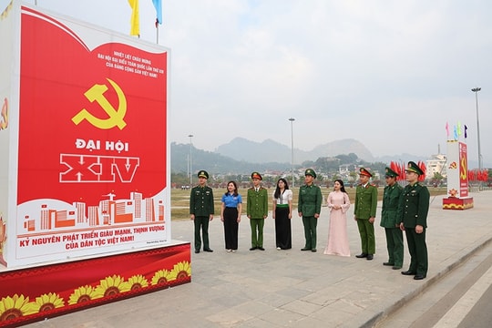 Cùng Thủ đô, phố núi rực rỡ cờ hoa chào mừng Đại hội XIV của Đảng