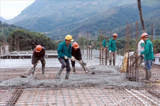 Ghi trên công trường xây dựng Trường nội trú liên cấp xã Phong Thổ