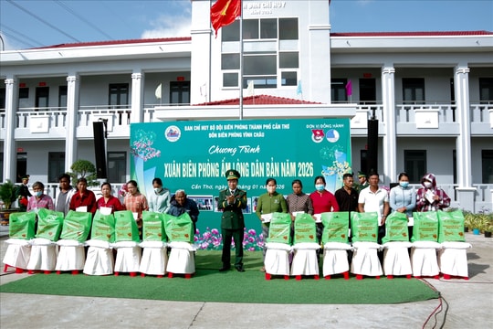 Nhiều phần quà cho học sinh và đồng bào nghèo vùng biên giới biển Cần Thơ