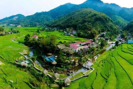 Khám phá văn hóa Thái bên dòng suối Đang