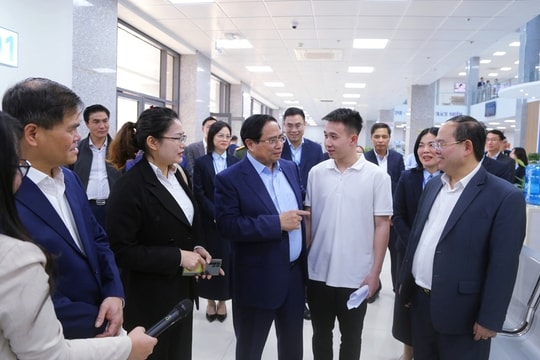 Thủ tướng: Cán bộ Trung tâm hành chính công phải chủ động, tận tâm phục vụ Nhân dân