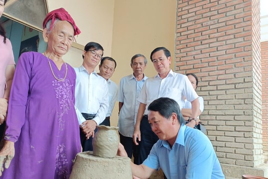 Xây dựng Báo cáo quốc gia về Di sản Nghệ thuật làm gốm của người Chăm