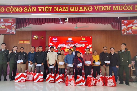 Trao 300 suất quà Tết cho đồng bào DTTS ở xã Sơn Lâm