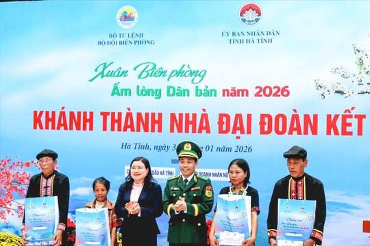 Trao Nhà Đại đoàn kết cho bà con dân tộc Chứt tại xã biên giới Hương Xuân