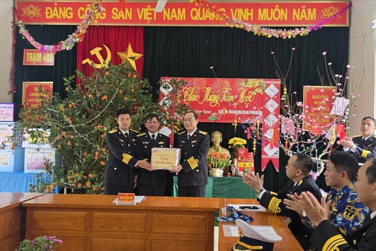 Hải quân Vùng 1 mang hơi ấm mùa Xuân ra đảo xa
