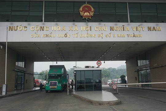 Tháo gỡ vướng mắc, giải phóng hàng hóa ùn ứ tại Cửa khẩu Lào Cai