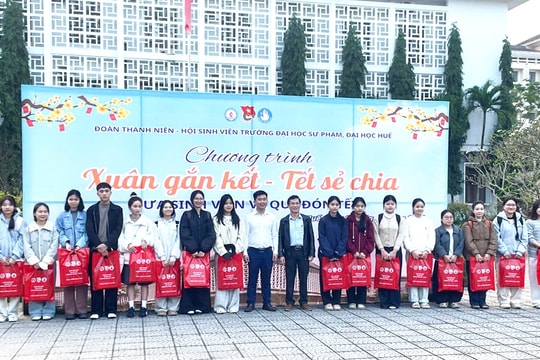 Hơn 100 sinh viên Trường Đại học Sư phạm - Đại học Huế được hỗ trợ vé xe về quê đón Tết
