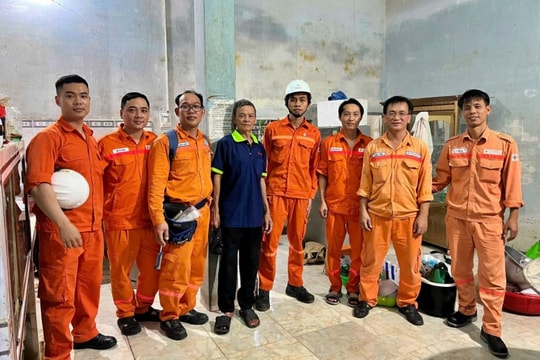 Hành trình thắp sáng vùng lũ của những người thợ điện trẻ EVNGENCO2