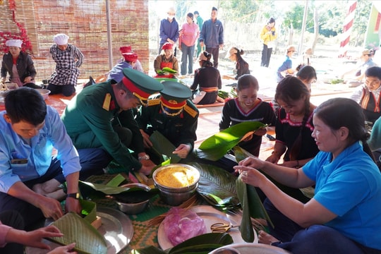 Xuân biên giới thắm tình quân dân