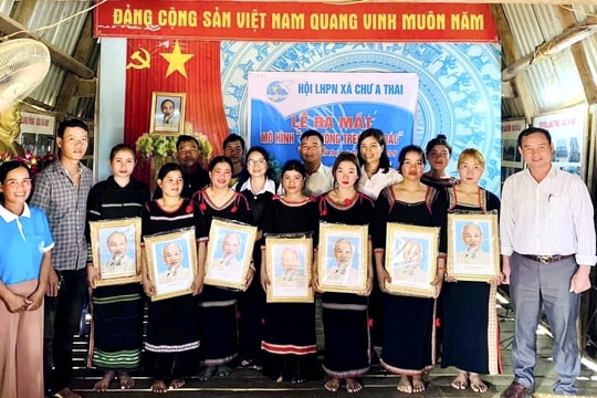 Thành lập mô hình Nhà rông treo ảnh Bác