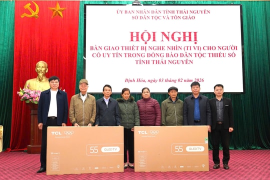 Sở Dân tộc và Tôn giáo tỉnh Thái Nguyên trao Tivi thông minh cho Người có uy tín trong đồng bào DTTS
