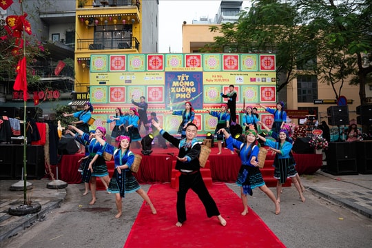Tết Mông xuống phố