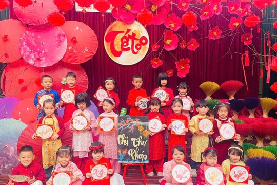 Hoạt động gói bánh chưng của các em học sinh dưới sự hướng dẫn của thầy cô và các bậc phụ huynh
