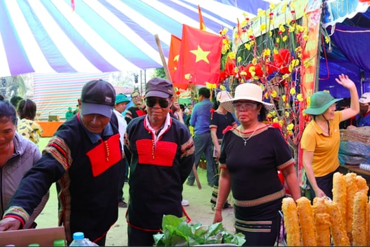 Lung linh sắc màu ở phiên chợ vùng cao Khánh Hòa