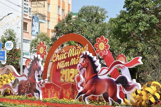 Phố thị trang hoàng sắc màu đón Xuân mới
