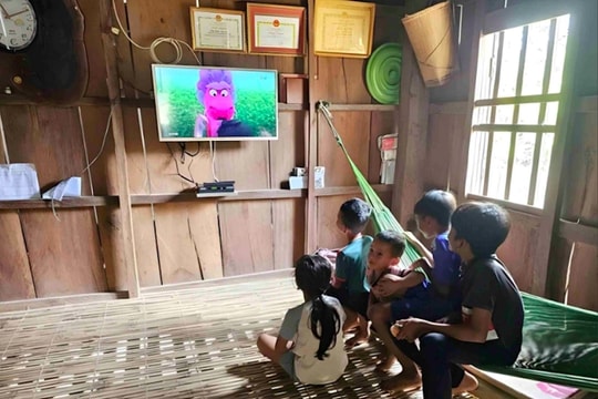 Tết đầu tiên làng Canh Tiến có điện