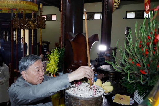 Tổng Bí thư Tô Lâm dâng hương tưởng niệm các lãnh đạo tiền bối của Đảng
