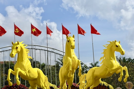 Bộ ba ngựa vàng “Tam mã phi thiên” ở Đà Nẵng tượng trưng cho ba miền Bắc, Trung, Nam vươn mình trong kỷ nguyên mới