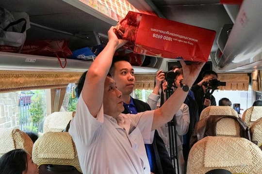 “Chuyến xe yêu thương” đưa bệnh nhân và người nhà bệnh nhân về quê đón Tết