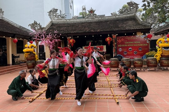 Chào Xuân Bính Ngọ trong ngôi đình trăm tuổi