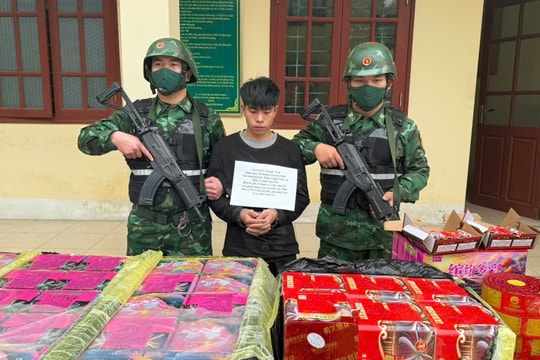 Bơi qua sông Hồng vận chuyển 150 kg pháo trái phép qua biên giới