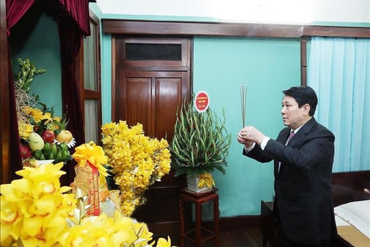 Chủ tịch nước Lương Cường dâng hương tưởng niệm Chủ tịch Hồ Chí Minh tại Nhà 67