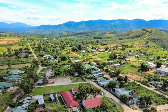 Sắc mới trên những nóc nhà người Rơ Măm