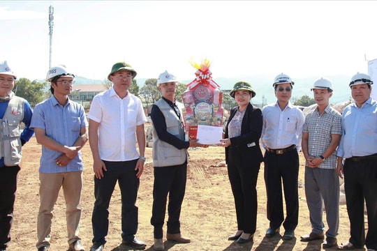 Quảng Ngãi: Quan tâm bảo đảm sức khỏe cho công nhân ở lại làm việc xuyên Tết tại các công trình trường học liên cấp