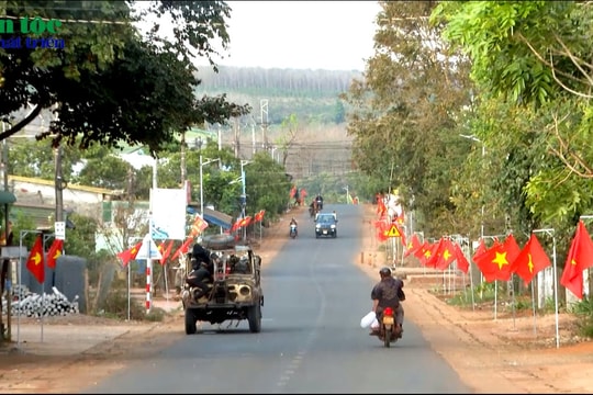 Rực rỡ đường cờ Tổ quốc nơi biên cương