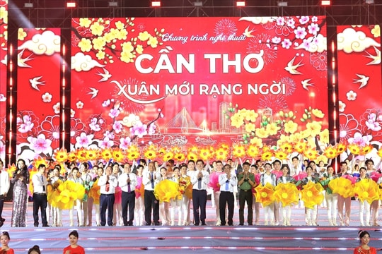 Người dân Cần Thơ rộn ràng trước thời khắc giao thừa