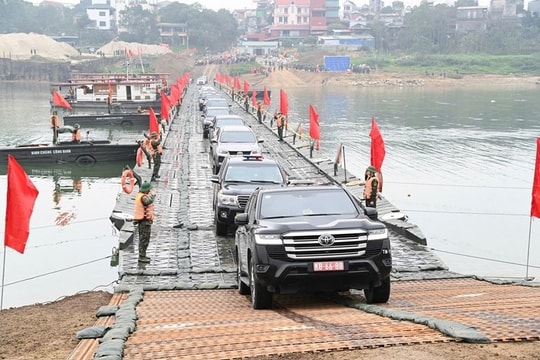 Thủ tướng Chính phủ biểu dương lực lượng Quân đội thần tốc bắc cầu phao qua sông Lô
