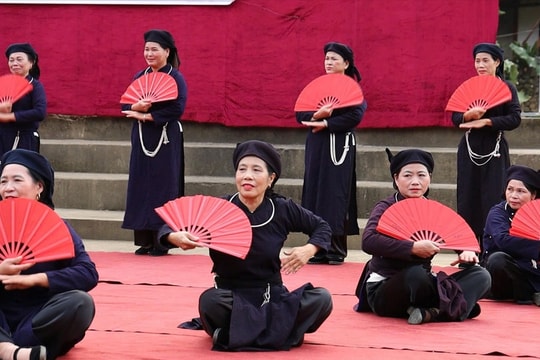 Nhịp Xuân thiêng bên hồ Ba Bể