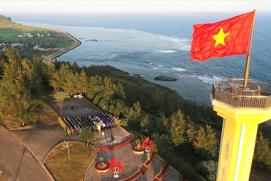 Thiêng liêng Lễ chào cờ đầu năm trên đỉnh núi Thới Lới