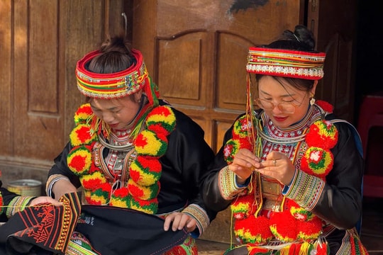 Tết về nghe kim chỉ kể chuyện đời