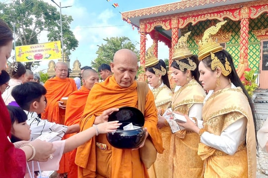 Trang nghiêm nghi thức đặt bát cúng dường của đồng bào Khmer trong những ngày đầu năm mới