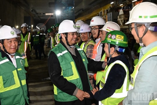 Thủ tướng Phạm Minh Chính kiểm tra Dự án tuyến đường sắt đô thị thí điểm đoạn Nhổn - Ga Hà Nội