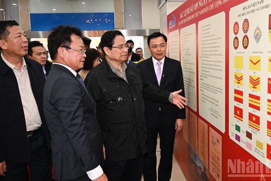 Thủ tướng Phạm Minh Chính kiểm tra công tác phục vụ vận tải dịp Tết tại Ga Hà Nội